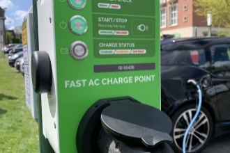 Des bornes de recharge sur les poteaux d’éclairage public ?